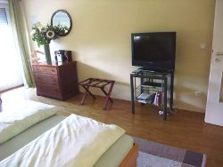 M�nchen ***Apartment Mangold: Innenraum mit Komode